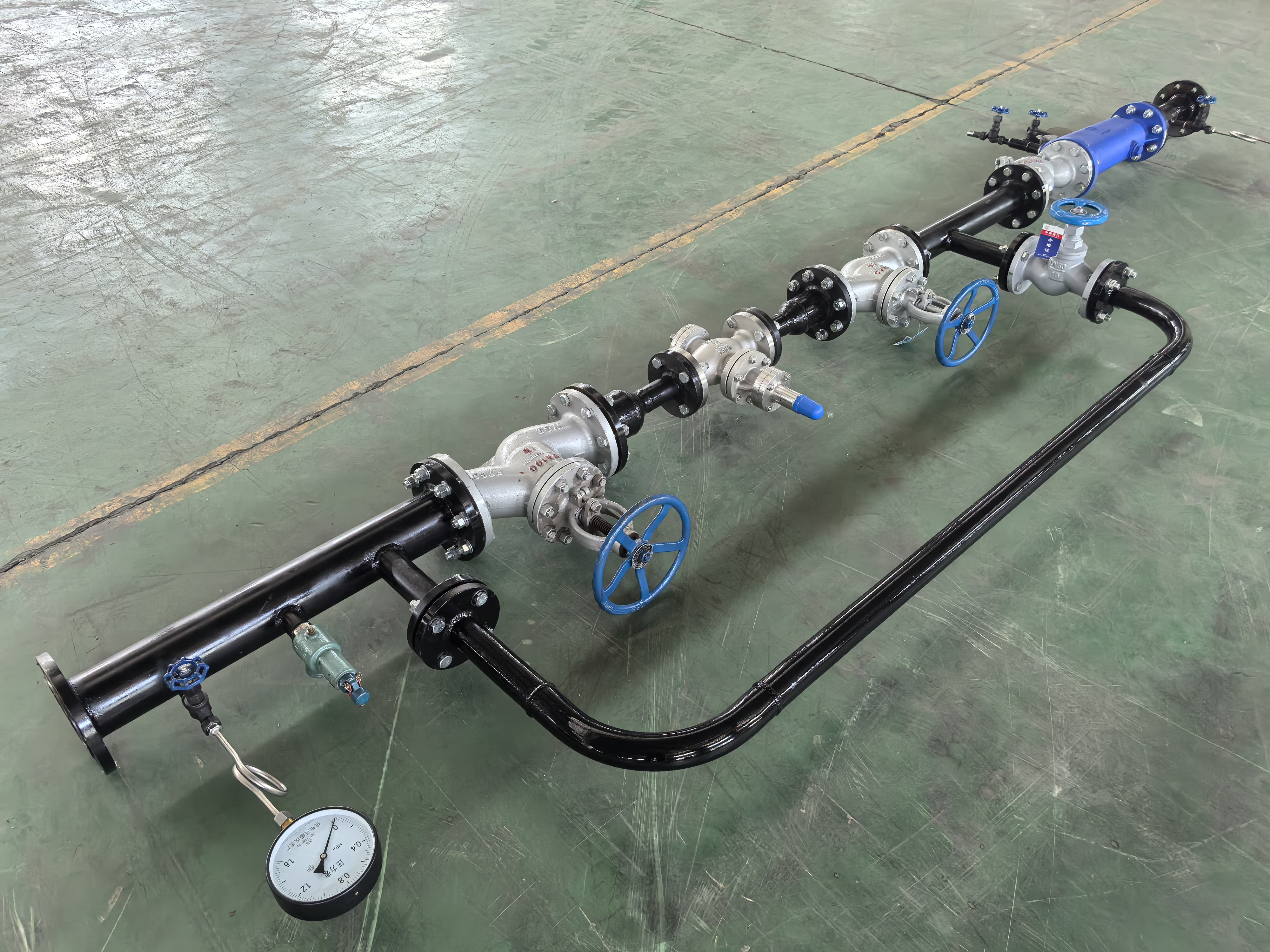 The steam pressure reduction station automatically stabilizes the high-pressure steam from the boiler to the low pressure required by the process